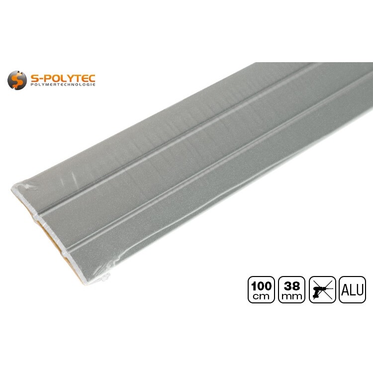 Die beidseitig aufgebrachte Selbstklebung gewährleistet einen sicheren Halt auf allen gängigen Bodenbelägen im Innenbereich 