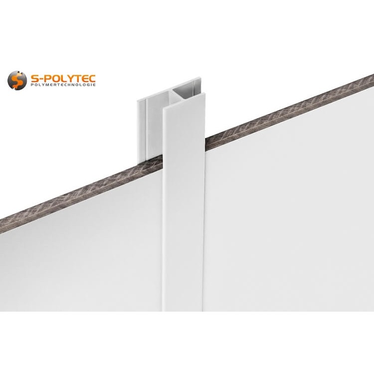 Die UV- und witterungsbeständige Pulverlackierung der weißen Verbindungsprofile ist unempfindlich gegen Verkratzen