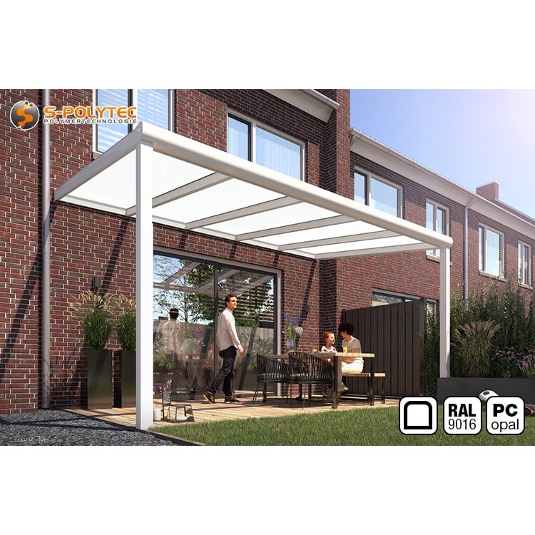 Das abgerundete Terrassendach auf Maß in Weiß mit 16mm Polycarbonat-Doppelstegplatte in Milchglas Optik