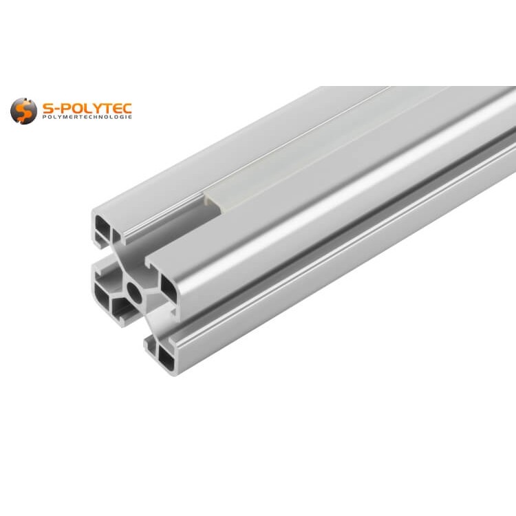 Die Nuten-Abdeckleisten aus PVC sind opal mit einer Lichtdurchlässigkeit von ca. 50%