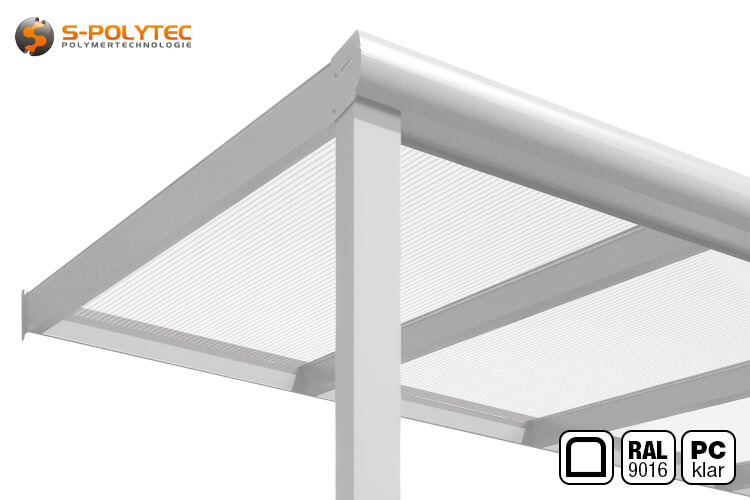 Terrassendach in RAL9016 (Verkehrsweiß) mit gerundeten Aluminium-Profilen und Polycarbonat-Doppelstegplatten in transparent