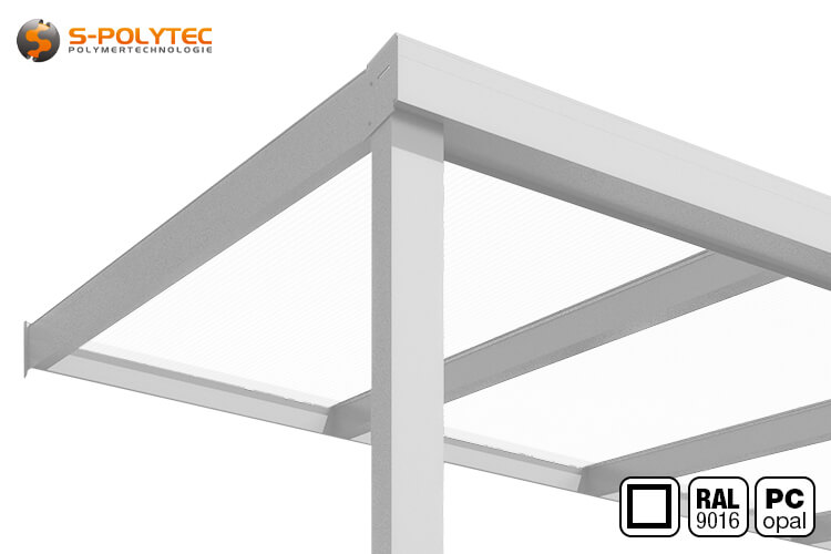 Aluminium-Terrassendach in Weiß (RAL 9016) mit eckiger Profilform und opaler Polycarbonat-Doppelstegplatten 