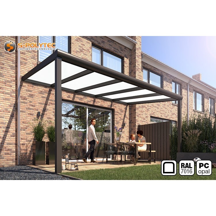 Das abgerundete Terrassendach auf Maß in Anthrazit mit 16mm Polycarbonat-Doppelstegplatte in Milchglas Optik