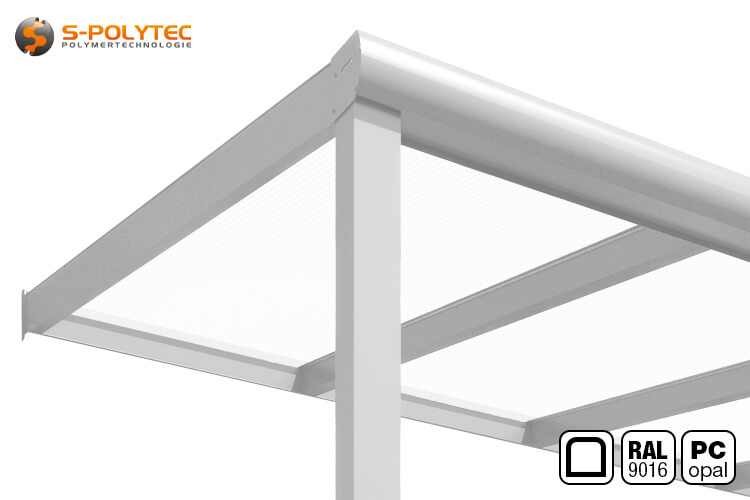 Aluminium-Terrassendach in Weiß (RAL 9016) mit abgerundeter Profilform und opaler Polycarbonat-Doppelstegplatten