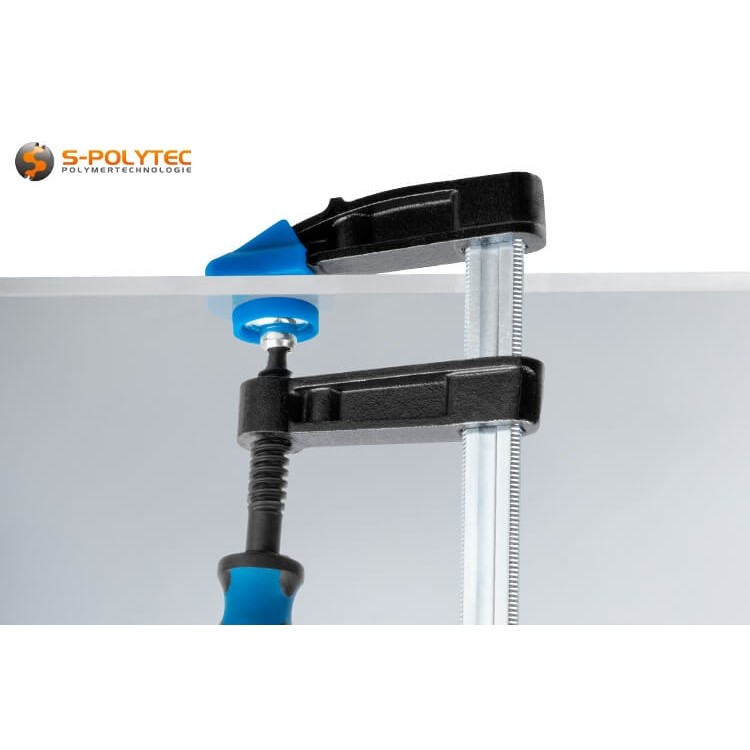 Abnehmbare Schutzkappen auf den Druckplatten der Schraubzwinge verhindern Kratzer auf empfindlichen, lackierten Oberflächen