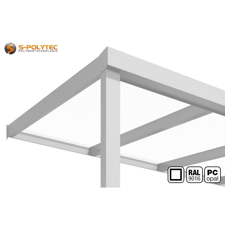 Aluminium-Terrassendach in Weiß (RAL 9016) mit eckiger Profilform und opaler Polycarbonat-Doppelstegplatten 