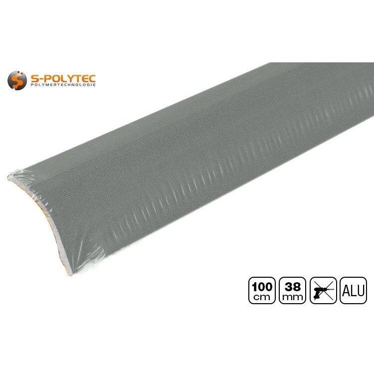 Die fein gerillten Oberflächen der Aluminiumprofile werden beim Transport durch eine robuste Schrumpfverpackung geschützt