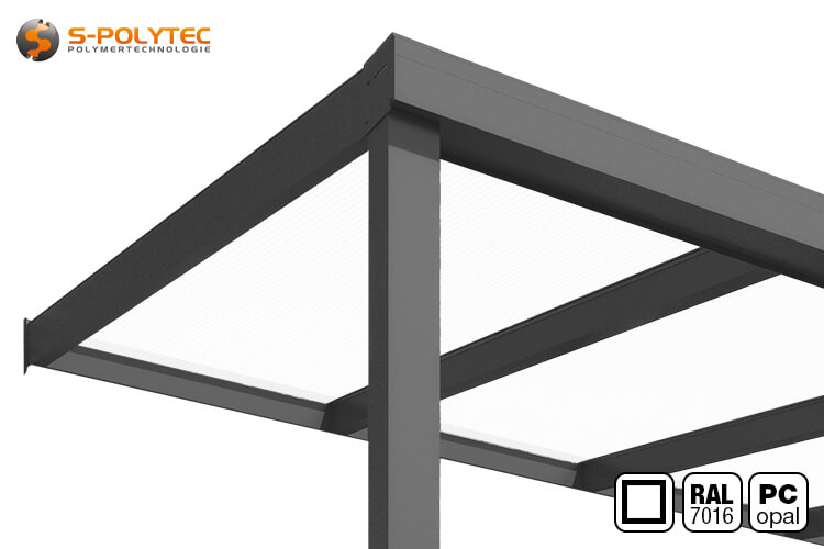 Terrassenüberdachung in Anthrazitgrau (RAL 7016) mit eckigen Aluminium-Profilen und opalem Polycarbonat 