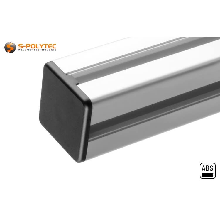 Die Endkappe wird in das Durchgangsloch des Konstruktionsprofils eingesteckt und schließt bündig mit dem Profil ab