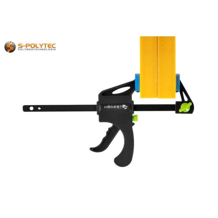 Die Einhandzwinge lässt sich sehr einfach mit einer Hand bedienen und über den Daumentaster entriegeln