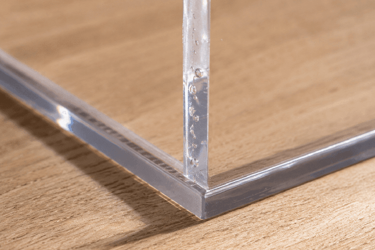 Luftblasen in einer ungleichmäßigen Acrylglas-Klebenaht