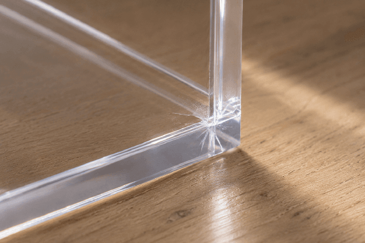 Spannungsriss an einer verspannt verklebten Acrylglasecke