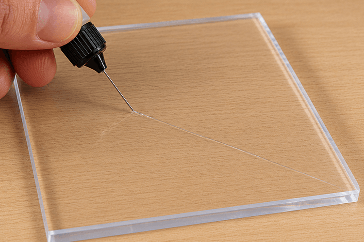 Kleinen Riss in Acrylglas mit feiner Dosierspitze reparieren
