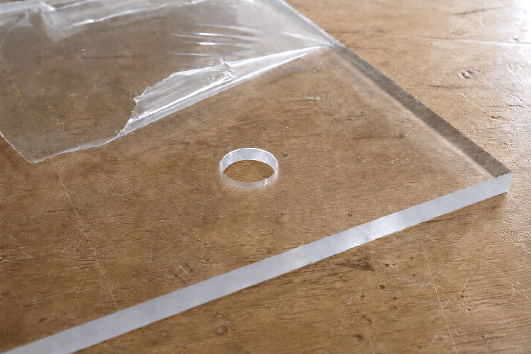 Sauberes rundes Bohrloch ohne Risse und Ausbrüche in Acrylglas