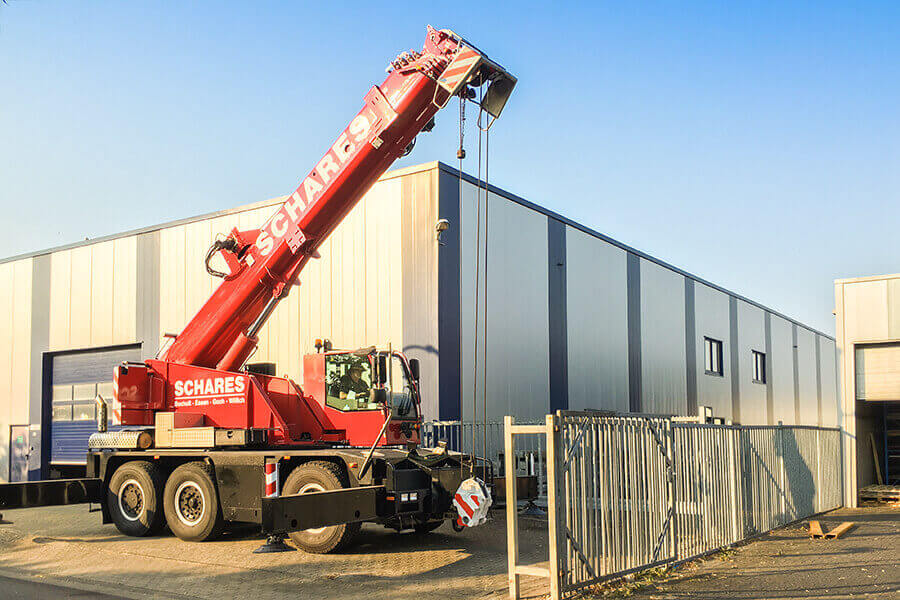 Autokran zum Verladen der neuen Plattensäge von S-Polytec