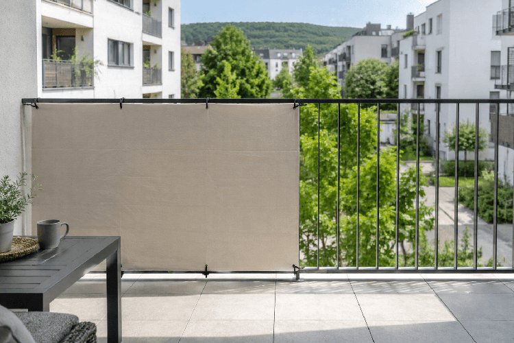 Sichtschutz und Aussicht vor der Montage einer Balkonverkleidung testen