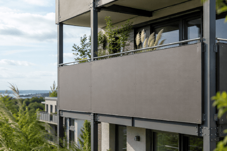 Balkonverkleidung mit stabiler Metallunterkonstruktion und Querprofilen