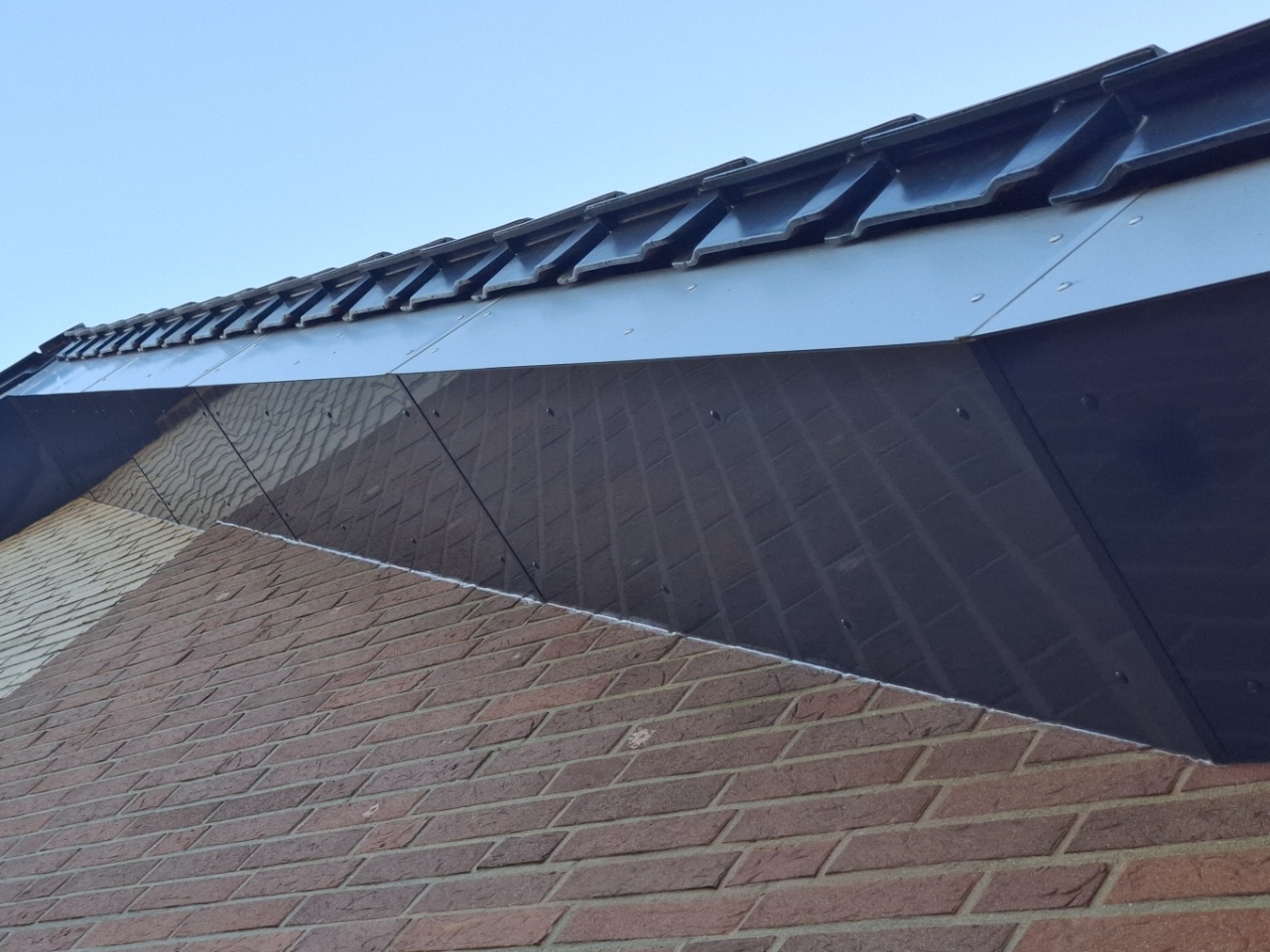 Dachüberstand verkleidet mit Alu Verbundplatten in Anthrazit – moderne, saubere Lösung