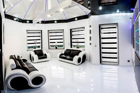 Wohnzimmer Black & White mit luxuriösem Flair dank DecoVitas SnowWhite und DecoVitas Black von S-Polytec