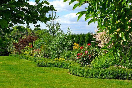 Garten Einfamilienhaus mit Blumenbeet - Wurzelesperre Rasenkante aus Polyethylen