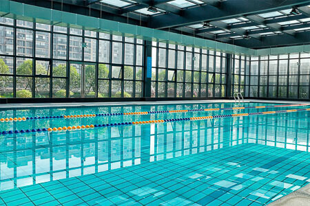 Kunststoff-Lochplatten werden im Schwimmbad in der Filtertechnik eingesetzt