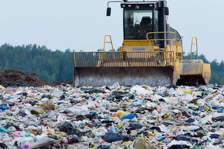 Plastikmüll auf Mülldeponien zersetzt sich niemals und schadet der Umwelt