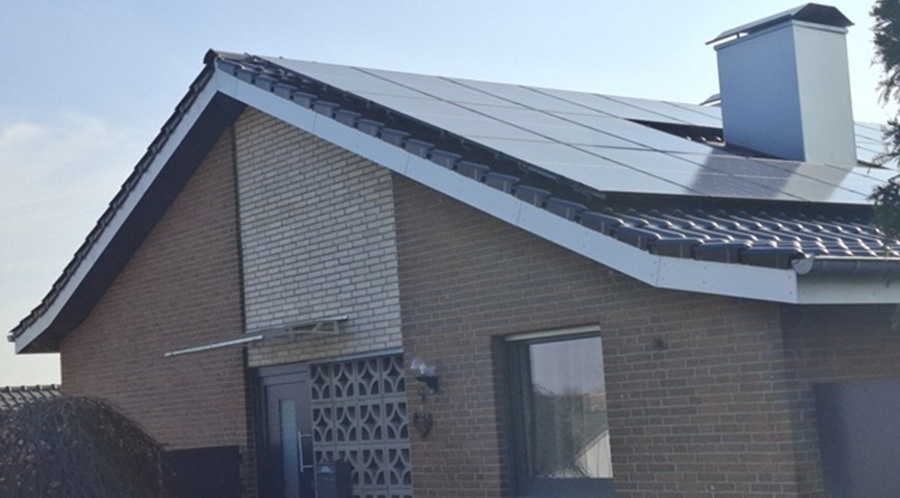 Ortgang verkleidet mit gebürsteten Alu Verbundplatten – moderne Vorderansicht