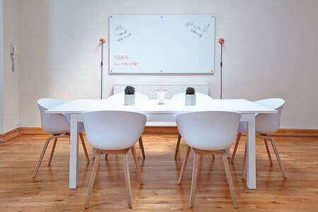 Whiteboards aus Acrylglas in Milchglas-Look von S-Polytec im Esszimmer