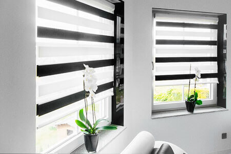 Fensterlaibungen im Wohnzimmer mit hochglänzenden DecoVitas Black Dekorplatten von S-Polytec