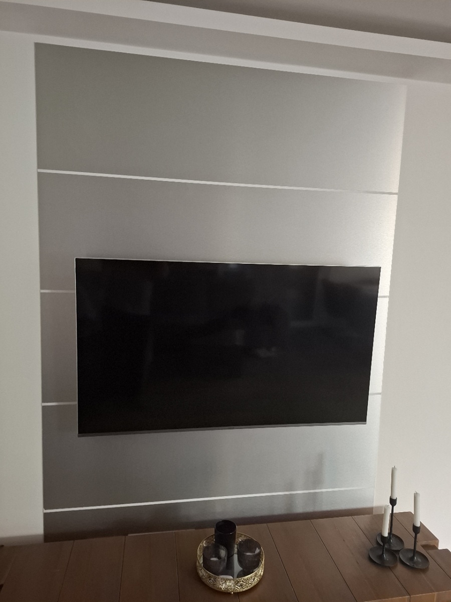 Fernseherwand Verkleidung Edelstahloptik mit Alu Verbundplatten modern Wohnzimmer