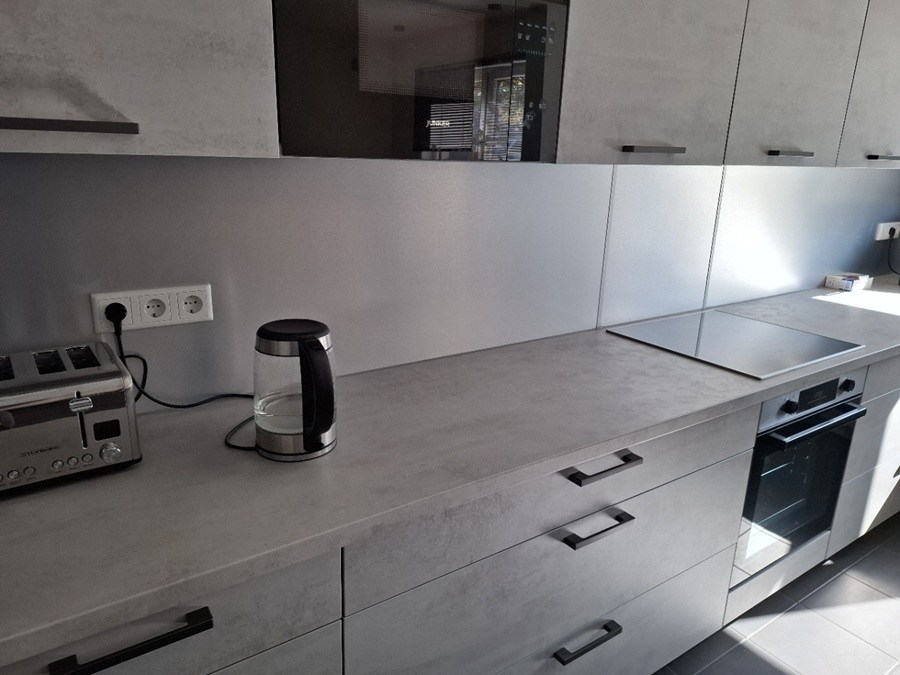 Küchenrückwand Edelstahloptik modern mit gebürsteten Alu Verbundplatten Spritzschutz Küche