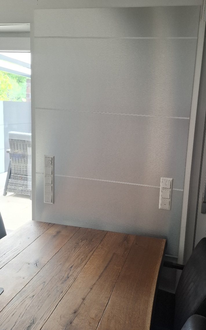 Wandverkleidung Edelstahloptik Essbereich mit gebürsteten Alu Verbundplatten modern