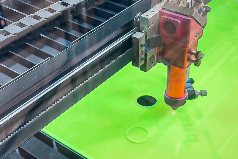 CNC Bearbeitung von Acrylglas: Gelasert für polierte Kanten oder Gefräst