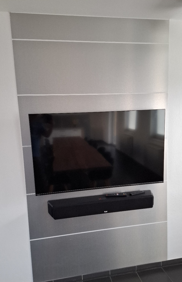 Wandverkleidung hinter Fernseher Edelstahloptik mit gebürsteter Alu Verbundplatte modern Wohnzimmer
